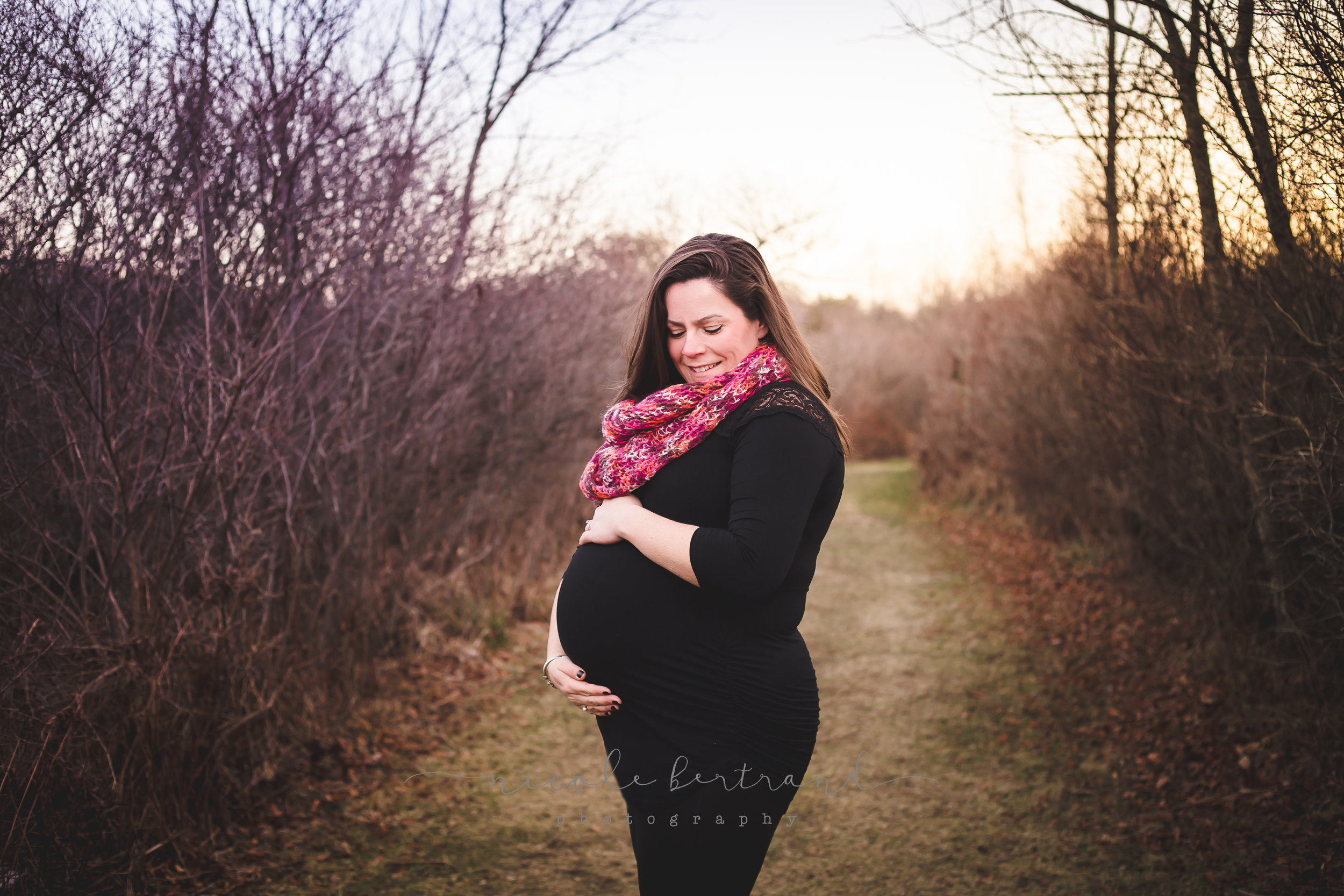 maternity photo of pregnant mom in field