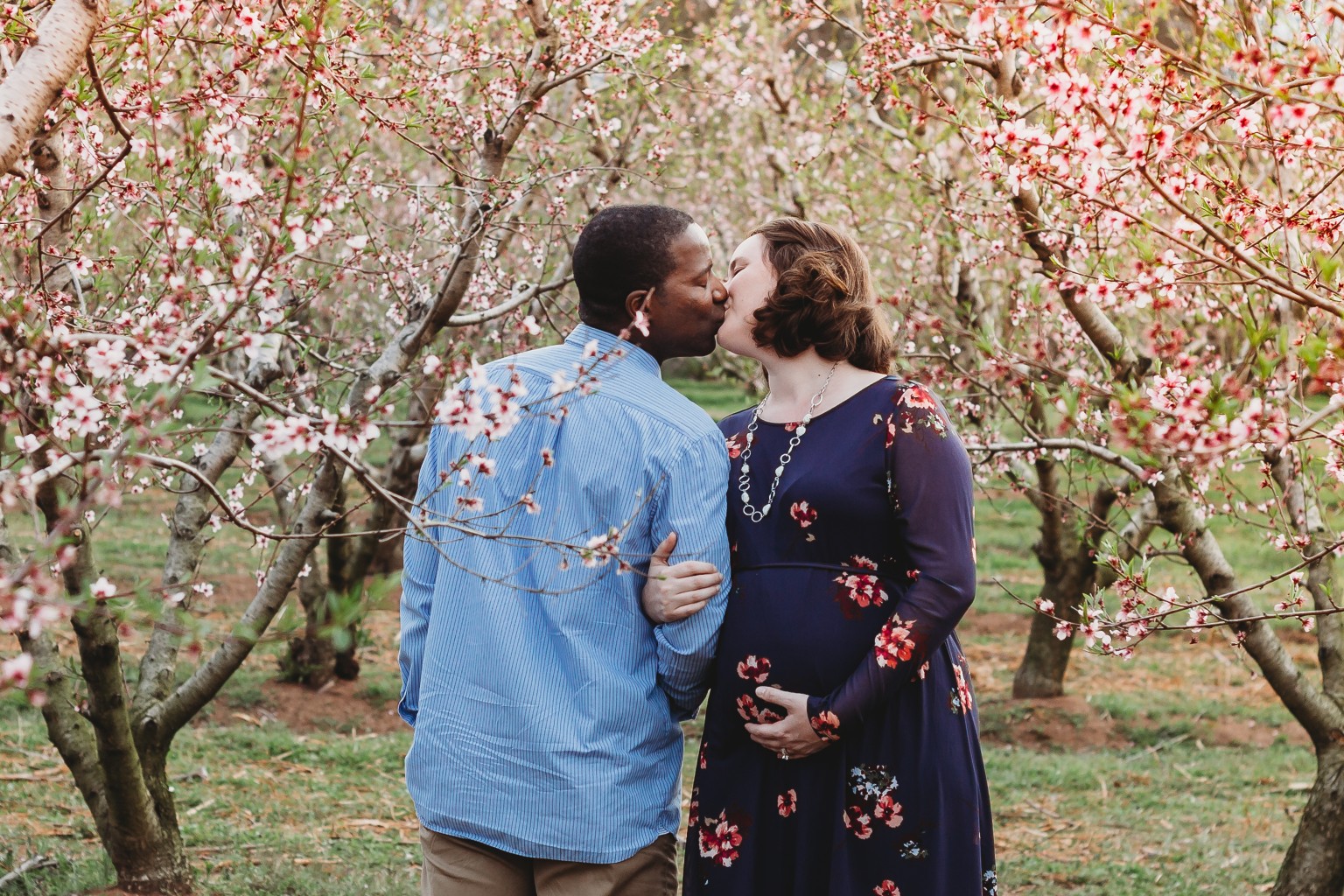 pregnant couple kisses during pregnancy photos