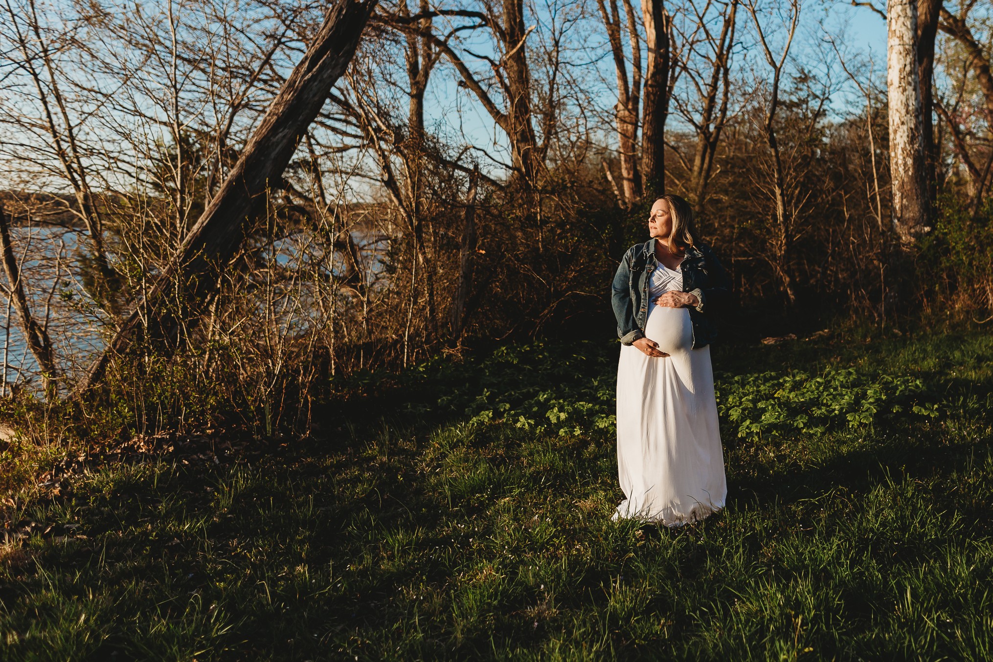 maternity pictures of pregnant woman in sun